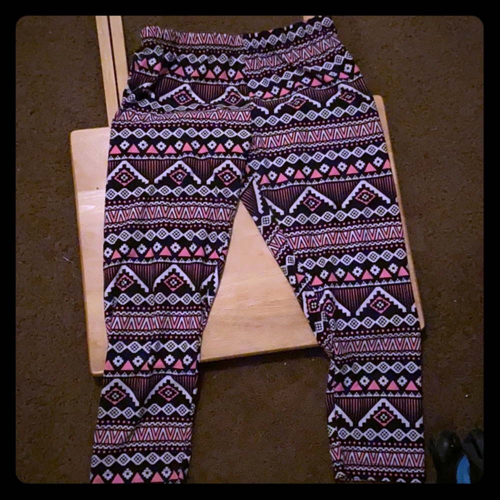 Pink, white and Black print leggings 👍